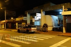 Homem é socorrido em viatura da PM depois de ser esfaqueado no bairro Praia 