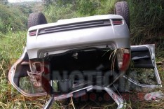 Cinco pessoas foram socorridas depois que veiculo em que viajavam despencou de ribanceira na MGC-120  