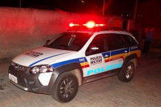 Mulher tem celular roubado enquanto o usava enfrente sua casa no bairro Bethânia