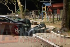 Condutor com suspeita de embriagues fratura pé depois de colidir carro contra arvore no bairro Machado 