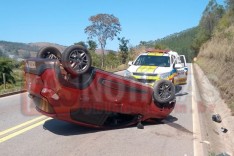 Mulher assusta com animal silvestre na pista e capota veiculo na Estrada de Nova Era 