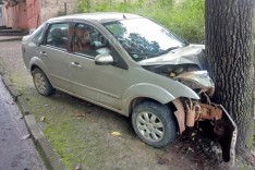 Motorista dorme na direção e bate forte contra árvore no bairro Santo Antônio em Itabira