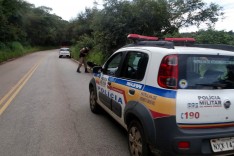 PM apreende motocicleta na rodovia MGC-120 após ocupantes sem capacetes abandona-la e fugirem mato adentro 