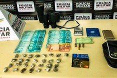 Homem é preso com quase 30 buchas de maconha e R$ 2 mil