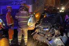 Acidente entre carreta e carro de passeio deixa uma pessoa ferida na BR-381