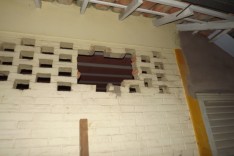 PM prende suspeito no momento em que arrombava o Centro de Apoio da Itaurb no Gabiroba em Itabira 