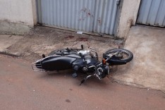 Motoqueiro inabilitado fica ferido ao colidir moto contra veiculo no Jardim das Oliveiras
