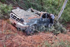 Caminhonete despenca em ribanceira com três pessoas dentro na LMG-779 sentido João Monlevade 