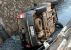 VW Nova Saveiro cai dentro do canal em frente a Ação Social nesta madrugada e ocupantes não são encontrados no local
