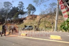 Acidente na rodovia MG-462 no Pedreira deixa poste de iluminação pública dependurado em Itabira	