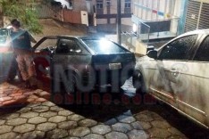 Homem bate VW Gol contra dois veículos e fogem deixando carro para trás no Centro em Itabira