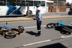 Choque entre duas motocicletas deixa três feridos na Avenida João Pinheiro 