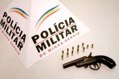 PM prende homem com arma de fogo escondida em veiculo em Passabém 