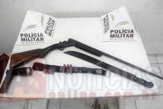 PM prende dois e apreende espingarda e facão na Zona Rural de Senhora do Carmo 