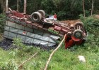 CAMINHÃO COM CARGA DE CARVÃO TOMBA E MOTORISTA MORRE AO TENTAR PULAR DA CABINE