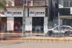 Supermercado é arrombado e ladrão leva todo dinheiro do escritório na João Pinheiro em Itabira