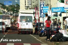 PM durante operação Minas segura apreende maços de cigarros sem nota no Centro de Itabira