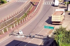 Transito interditado na Av Carlos Drummond de Andrade devido colisão de caminhão contra um poste em Itabira