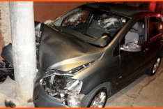 Mulheres são socorridas depois que condutor bateu carro em poste de iluminação no bairro Hamilton e fugiu do local 