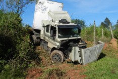 Caminhoneiro sai ileso ao descer ribanceira com carreta Scania no Barro Branco em Itabira