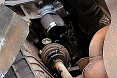 Depois de barra de direção quebrar Fiesta capota com cinco pessoas na MG-129  próximo do Cedro