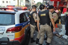 Homem morre e seu corpo permanece por horas sobre a calçada no centro da cidade