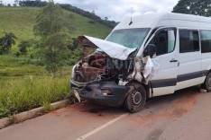 Colisão entre dois veículos deixou três pessoas feridas no Palmital em Itabira