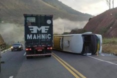 Ônibus da Gontijo tomba na BR-381 em Nova Era 