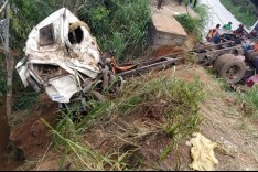 A agonia chegou ao fim Bombeiros resgatou ultima vitima e tirou caminhão do rio em João Monlevade