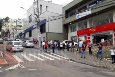 Em plena luz do dia bandido simula estar armado e assalta Farmácia no centro de Itabira