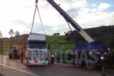 Carreta que desceu ribanceira no Barro Branco é retirada na rodovia MG-129 em Itabira