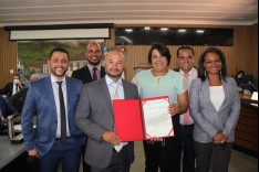 Câmara aprova projeto que incentiva doação de cabelos para mulheres com câncer e alopécia 