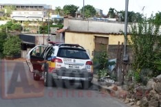 Bandidos armados assaltaram um empresário no bairro Barreiro e fugiram em um Fiat Idea 