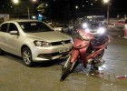 Mulher fica ferida após colisão entre carro e moto na rotatória da Avenida Li Guerra no Praia