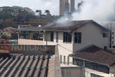 Residência da ex-vice prefeita pega fogo no Centro de Itabira 