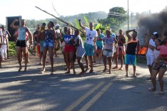 Moradores dos bairros Chapada e Boa Esperança fecham MG-129 por falta de energia elétrica 