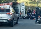Dois jovens ficaram feridos após colidir motocicleta contra traseira de Voyage na Avenida Li Guerra