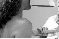 Após bariátrica, mulher garante direito de reparar mamas