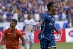 Rafinha decide, Cruzeiro bate o Villa e segue invicto na liderança do Mineiro