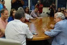 Prefeito reúne escritores para bate-papo “drummondiano”