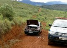 PM localiza Corsa vinho furtado em Itabira abandonado depenado no Distrito do Carmo