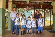 Prefeito Antônio Carlos entrega kit uniforme para mais de 2 mil alunos de São Gonçalo do Rio Abaixo