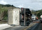 Motorista perde controle da direção de uma carreta e tomba na MG-120 em Nova Era