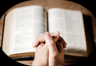 EVANGELHO DO DIA 📖 19 de Setembro de 2022 Coloca a lâmpada no candeeiro, a fim de que todos os que entram, vejam a luz