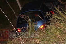 Condutor desvia de cachorro e cai com Ford Ka em ribanceira na MGC-120 no bairro Pedreira