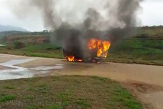 Kombi de empresa de ferragens fica completamente destruída depois de incêndio no Distrito Industrial de Itabira 
