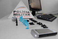 PM apreende pinos de cocaína próximo a prédio residencial no bairro Santa Marta  