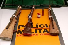 Em operações Rodoviários apreendem armas e prende homem foragido da justiça na região 