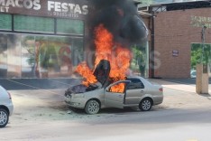 Fiat Siena fica completamente carbonizado na avenida Crisitna Gazire em Itabira