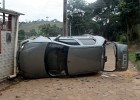 Três pessoas ficaram feridas ao caírem com carro na Rua Acre no barro branco quase atingindo residencia na MG-129